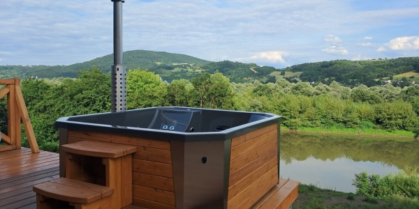 Co jest lepsze - jacuzzi ogrodowe czy balia ogrodowa z piecem opalanym drewnem?